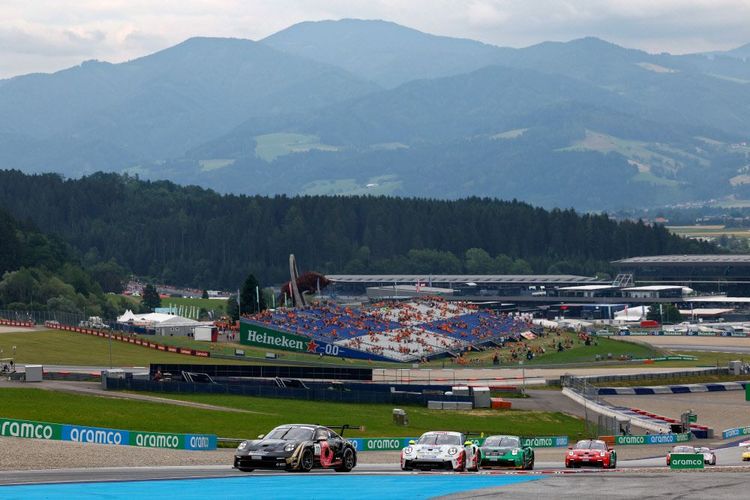 Autos vom Porsche Mobil 1 Supercup.