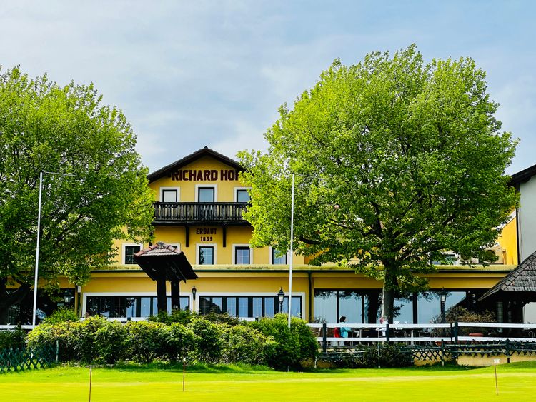 Die Fassade des Richardhof in Gumpoldskirchen