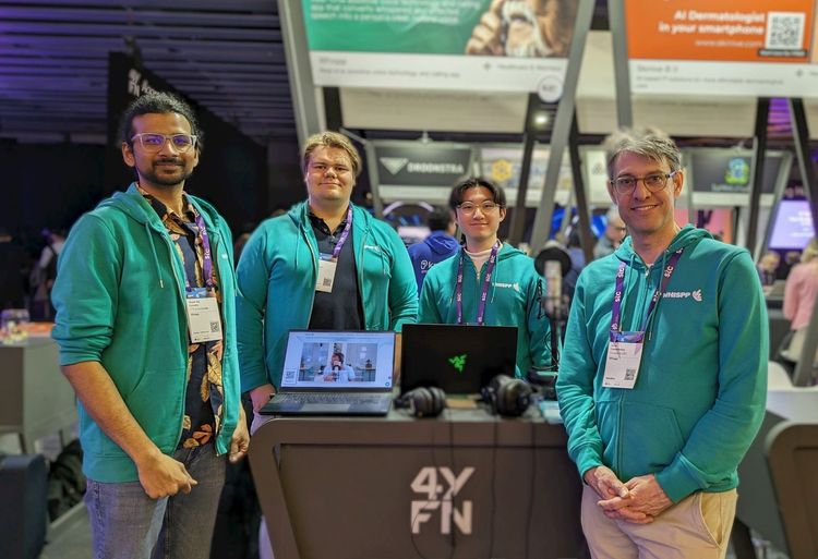 Das Team von Whispp am MWC 2024: CTO Akash Raj, Software Engineer Thom Leenman, AI-Entwickler Tatsu Matsushima und CEO Joris Castermans (v.l.n.r.)