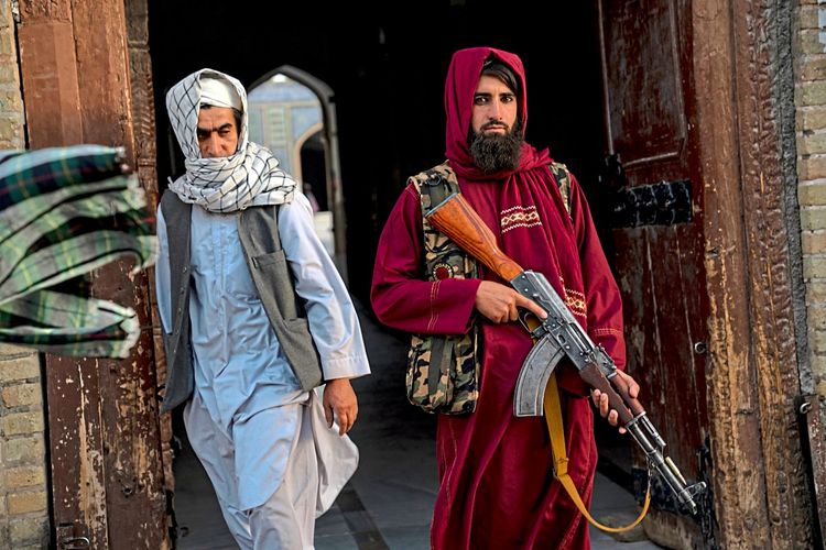 Taliban stehen vor einer Moschee in Herat Afghanistan Wache