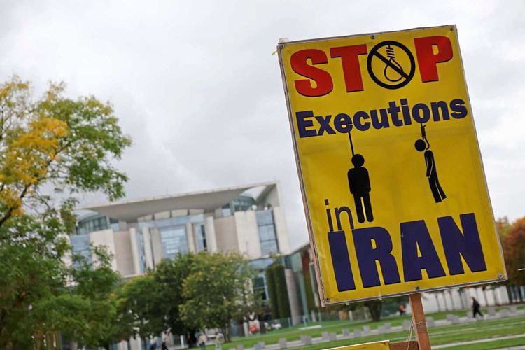 Protestschild gegen iranische Todesstrafe