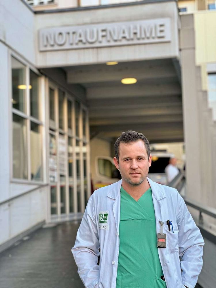Arzt Lukas Leitner vor der Notaufnahme in Graz