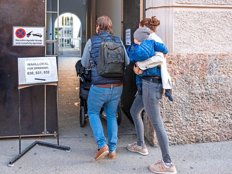Eine Familie auf dem Weg zur Gemeinderatswahl in Innsbruck.