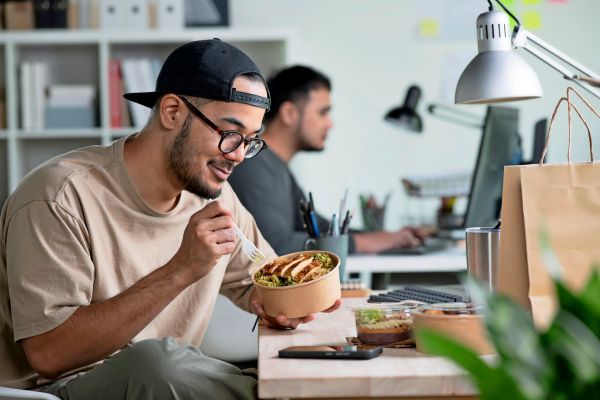 Darf-der-Kollege-sein-Mittagessen-im-Gro-raumb-ro-verspeisen-