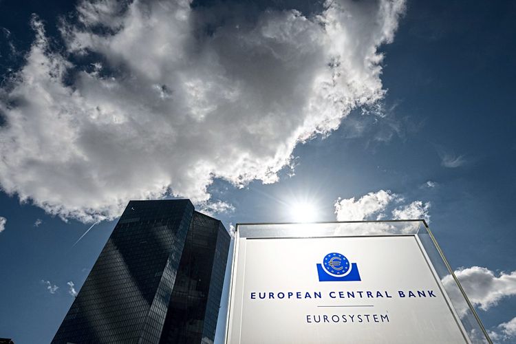 Die EZB-Towers mit einem Firmenschild davor. Am Himmel ziehen Wolken auf.