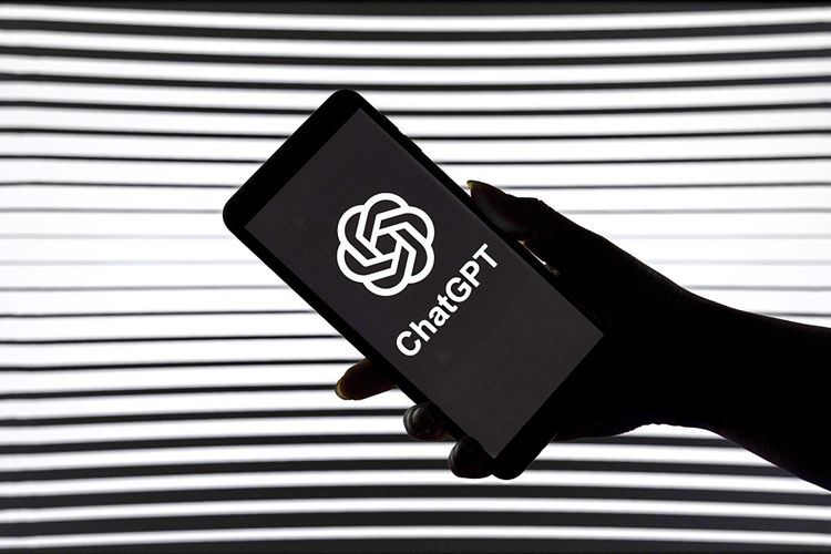 Das Bild zeigt ein Smartphone mit dem Logo des ChatGPT-Entwicklers OpenAI.