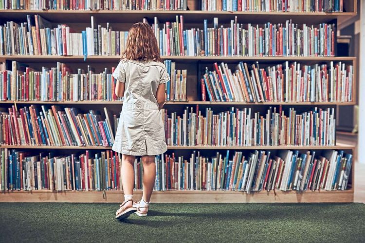 Kind in Schulbibliothek
