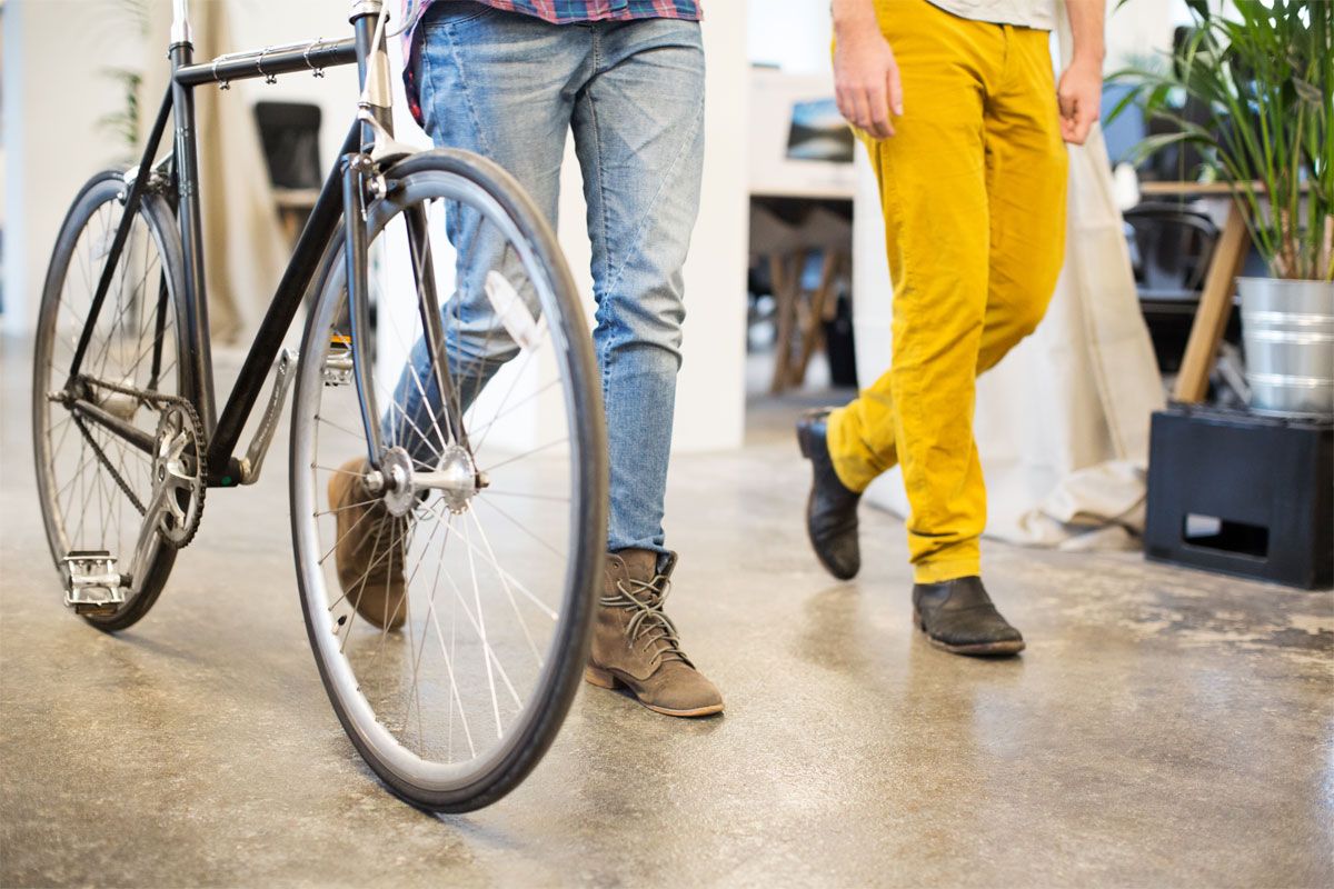 Mehr Bewegung im Büro Das Fahrrad unterm Schreibtisch