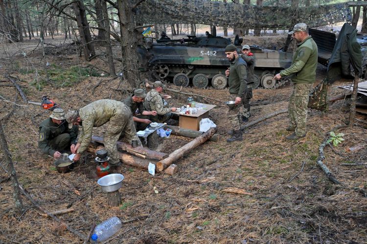 Soldaten in einem Waldstück in der Ukraine.