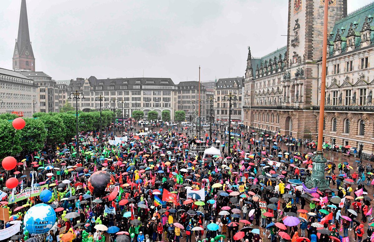 Rund 10.000 Menschen bei erster Demo in Hamburg International