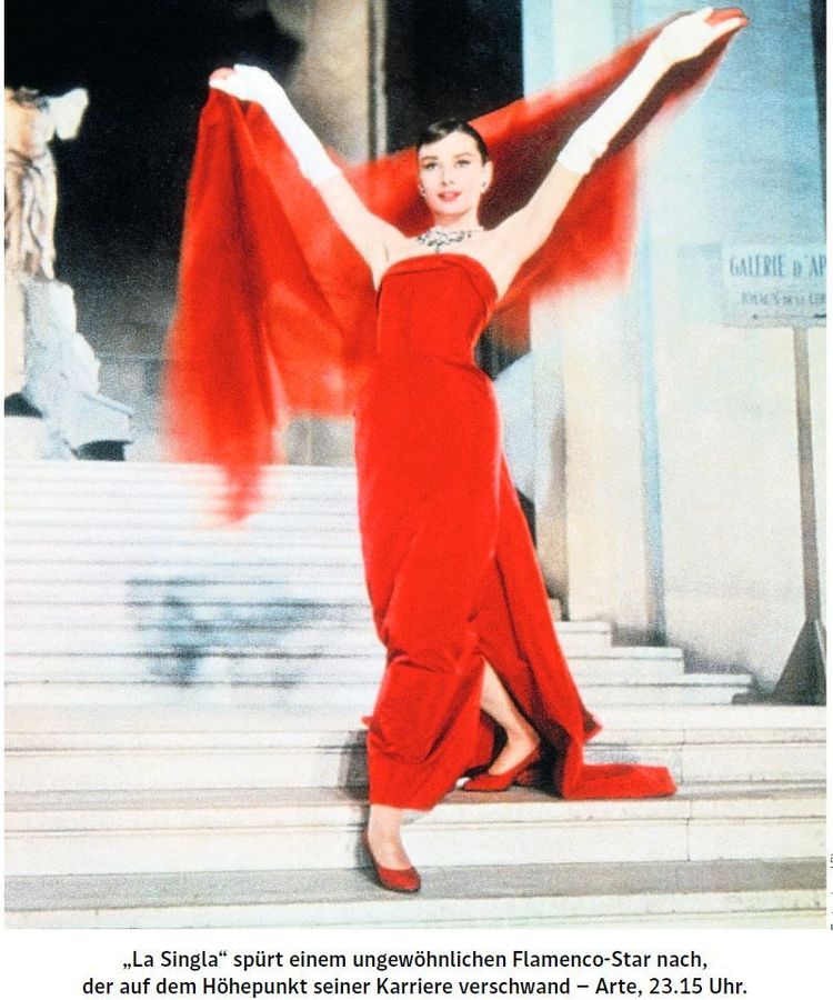 Audrey Hepburn in einem roten Kleid