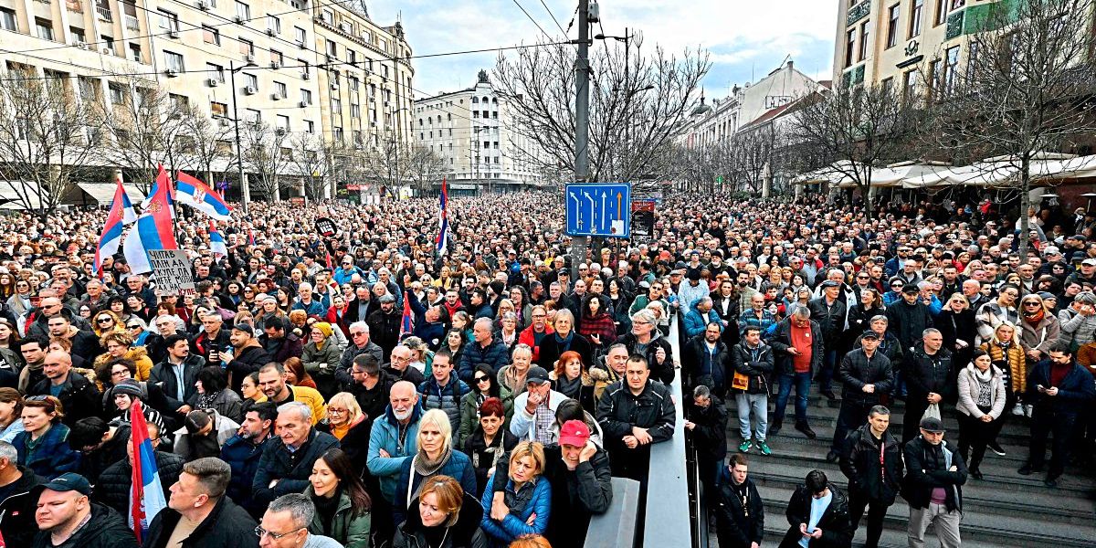 Tausende Menschen Bei Kundgebung In Belgrad Für Wahlwiederholung ...