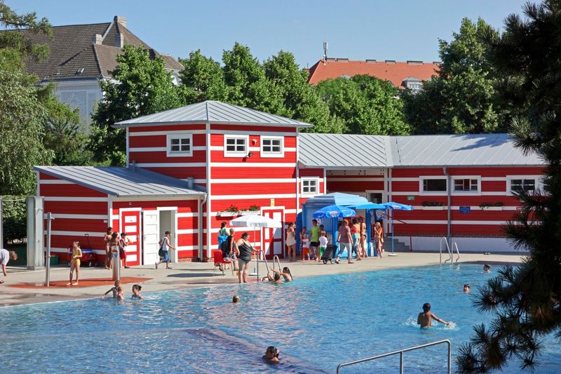 Kein Geld fürs Freibad? Österreich steht noch ein Sparpaket bevor
