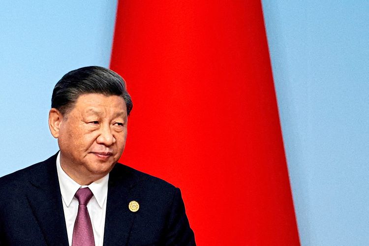 Der chinesische Präsident Ji Xinping vor einer roten Fahne