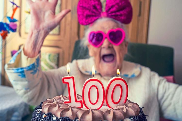 Frau feiert 100. Geburtstag