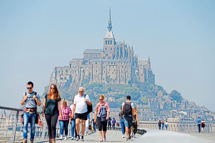 Besucherinnen und Besucher auf dem Weg zum Mont-Saint-Michel: Die französische Regierung hat im Juni einen Plan zur Regulierung der Besucherströme vorgestellt.