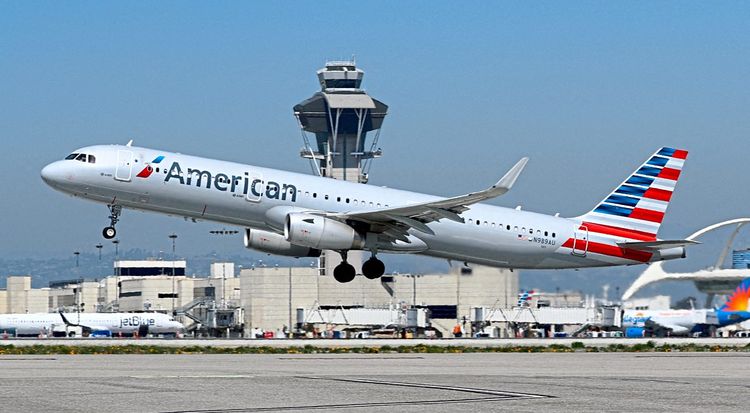 Ein Flugzeug von American Airlines hebt am internationalen Flughafen in Los Angeles ab.