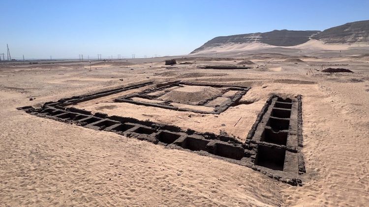 Grabkomplex in der Wüste