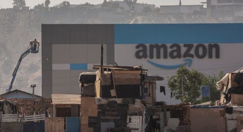 Heftiger Kontrast Amazon eroffnete Versandzentrum neben mexikanischem Slum Webmix derStandard Web