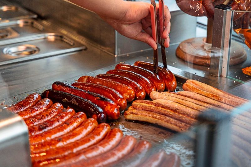 Wenn die Wurst aus den Wiener Würstelständen verschwindet