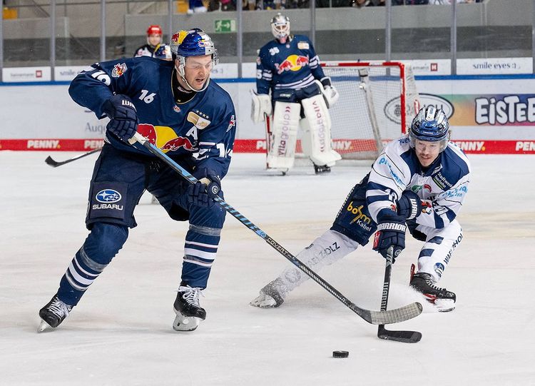 Die Deutsche Eishockey-Liga läuft nach Servus TV Deutschland ab 2024 beim neuen DF1. Im Bild: Konrad Abeltshauser (EHC Red Bull München) und Tyler Boland (Iserlohn Roosters).