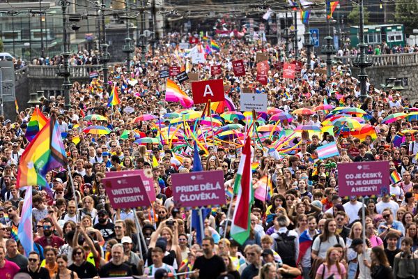 Zehntausende-bei-Regenbogenparade-in-Prag