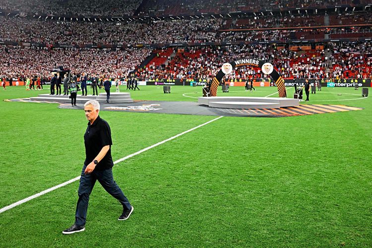José Mourinho geht vom Spielfeld.
