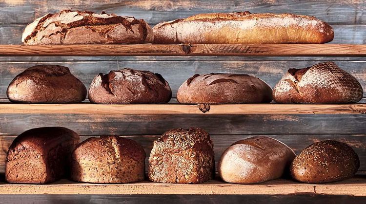 Verschiedene Arten von Brot auf einem Holzregal