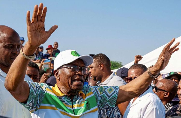 Jacob Zuma mit erhobenen Händen