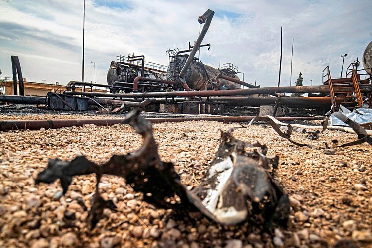 Ein Bild vom 9. Oktober 2023 zeigt die Schäden an der Aliyan-Ölanlage am Stadtrand von Rumaylan in der kurdisch kontrollierten nordöstlichen Provinz Hasakeh in Syrien.