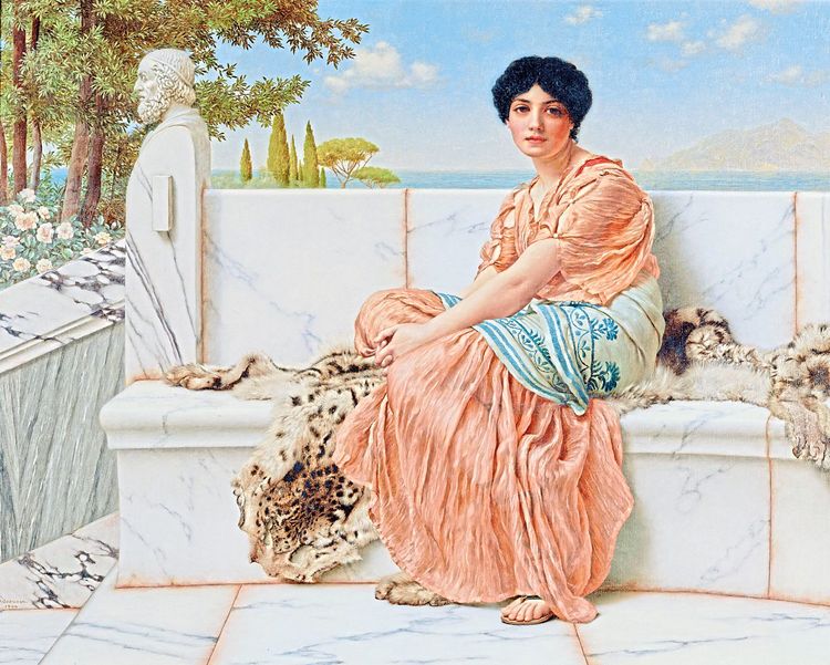 Neoklassizistische Darstellung der Sappho auf einer weißen Marmorbank in griechischer Landschaft, die schwarzhaarige Frau trägt ein lachsfarbenes, leicht durchsichtiges Kleid und blickt den Betrachter oder die Betrachterin an.