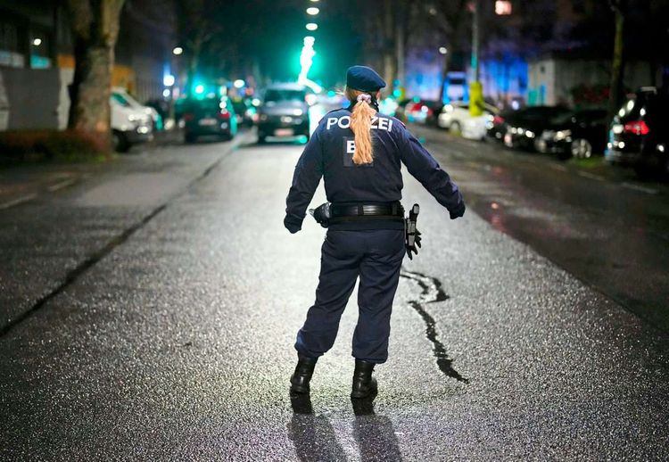 Polizistin, die auf der Straße steht.