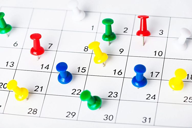 Kalender mit Pins in diversen Tagen
