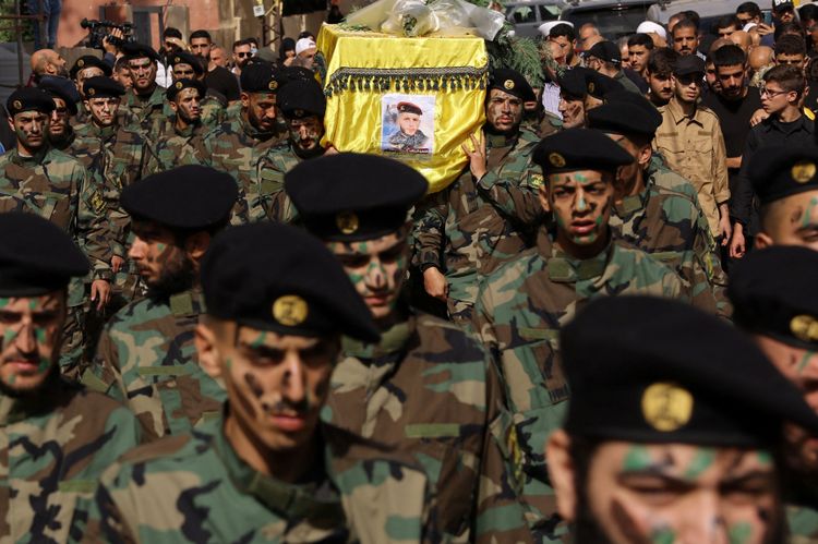 Uniformierte tragen den Sarg eines Hisbollah-Kämpfers.