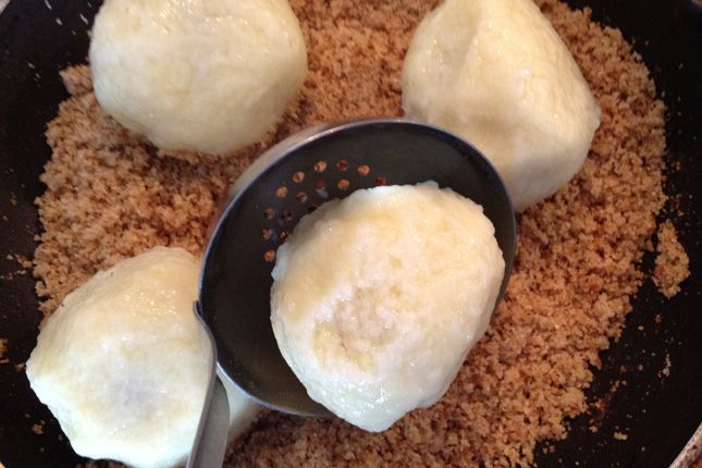 Zwetschkenknödel mit Schokofülle und Haselnussbröseln - Desserts ...