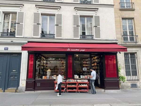 Sophie-Semin-Handkes-Buchhandlung-inmitten-von-Paris