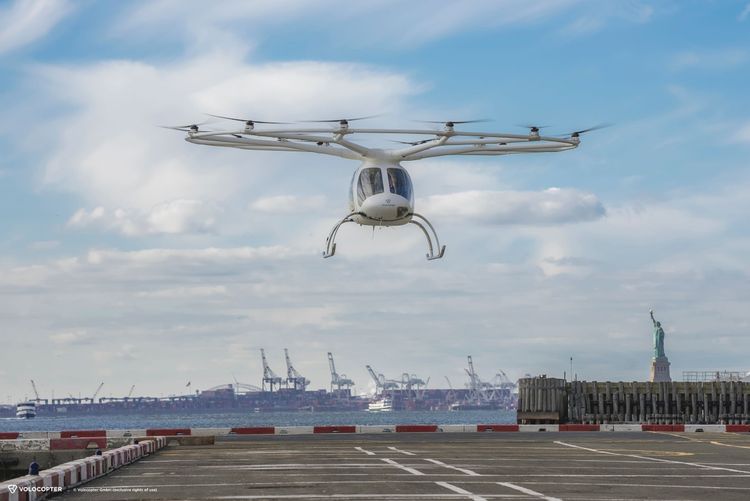 Der Volocopter, hier vor der Küste New Yorks, soll die urbane Luftfahrt revolutionieren.