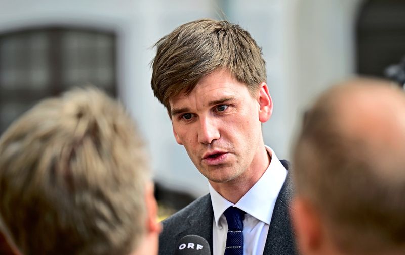 Neos sprechen sich gegen Volksbefragung zur Wehrpflicht aus