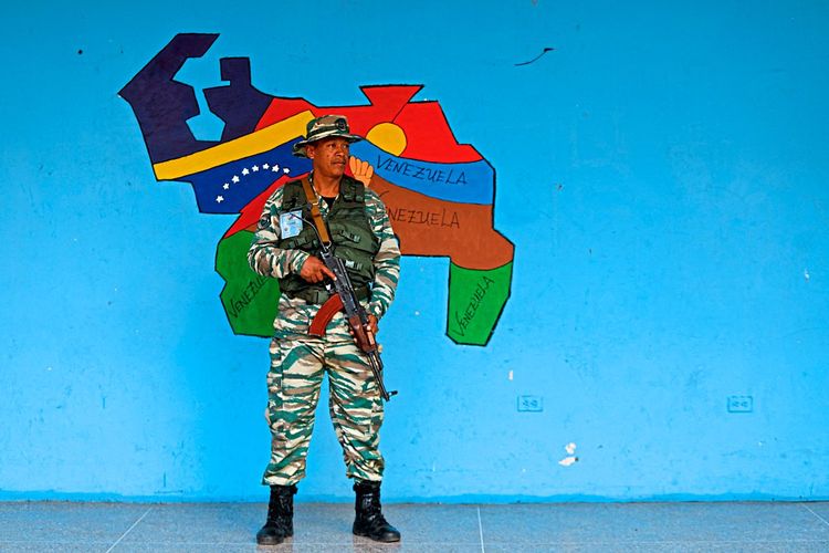 Venezolanischer Soldat mit Gewehr