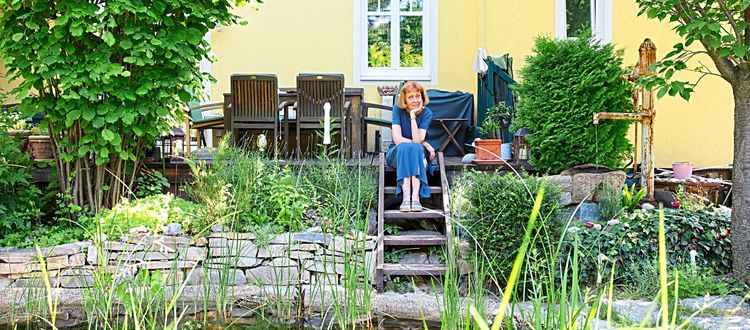Schauspielerin Elisabeth-Joe Harriet in ihrem Garten in Klosterneuburg