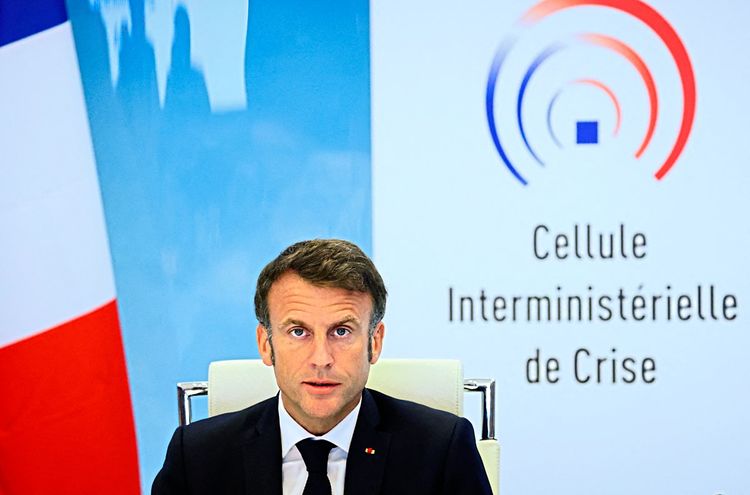 Frankreichs Präsident Emmanuel Macron beim Krisenstab in Paris am Freitag.