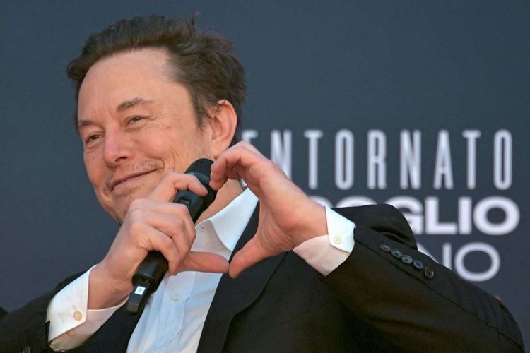 Elon Musk formt ein Herz mit seinen Händen