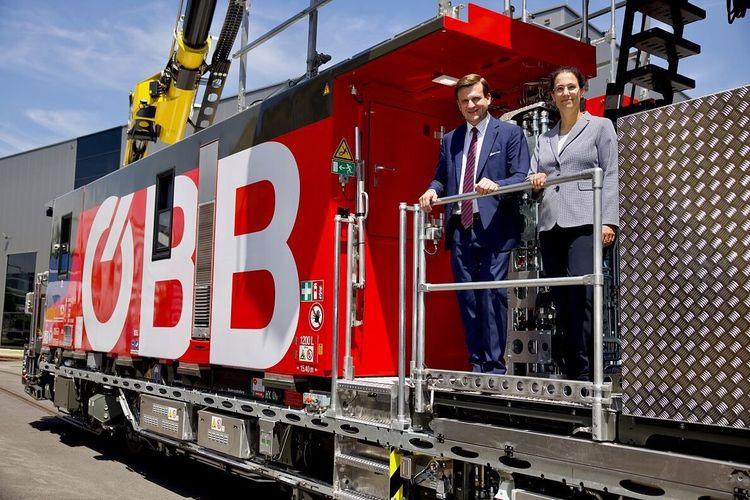 Judith Engel, Vorständin der ÖBB-Infrastruktur AG, und Max Theurer, CEO von Plasser & Theurer, stellen neue Instandhaltungsfahrzeuge vor.