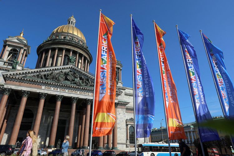 In Sankt Petersburg wiesen schon im Vorfeld Flaggen auf den Russland-Afrika-Gipfel hin.