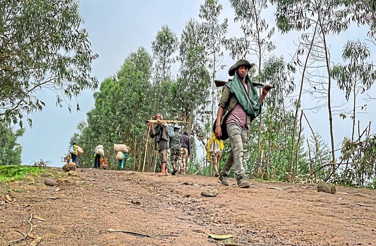 Mitglieder von Miliz mit Gewehren im Freien in Amhara, Äthiopien.