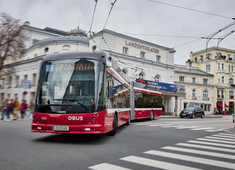 Ein Salzburger Oberleitungsbus fährt vor dem Landestheater vorbei.