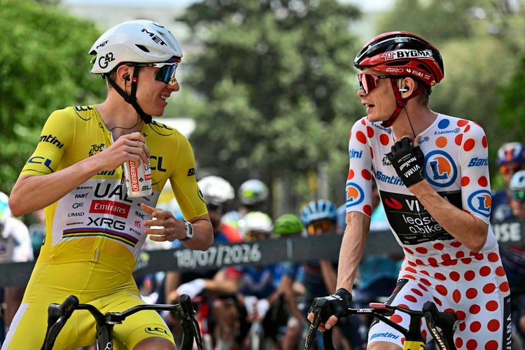 Zwei Radrennfahrer während der 14. Etappe der 113. Tour de France am 18. Juli 2026. Links trägt ein Fahrer das gelbe Trikot des Gesamtführenden, rechts ein Fahrer das gepunktete Bergtrikot. Beide stehen nebeneinander mit Fahrrädern und unterhalten sich. Im Hintergrund sind weitere Fahrer und Bäume zu sehen.