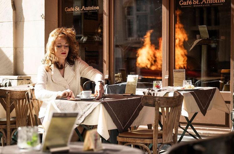 Sabine Schmidt (Sibylle Canonica), sitzt in einem Brüsseler Café, als eine Autobombe hochgeht.