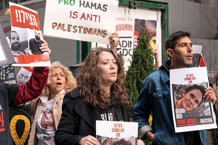 Angehörige von israelischen Geiseln demonstrieren Anfang April vor dem Konsulat Katars in New York.