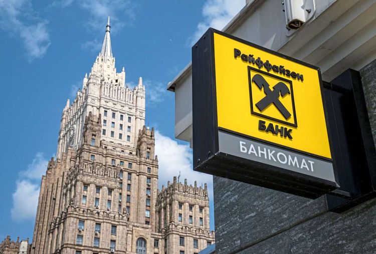 Ein Bankschild von Raiffeisen Russland und im Hintergrund die Moskauer Skyline